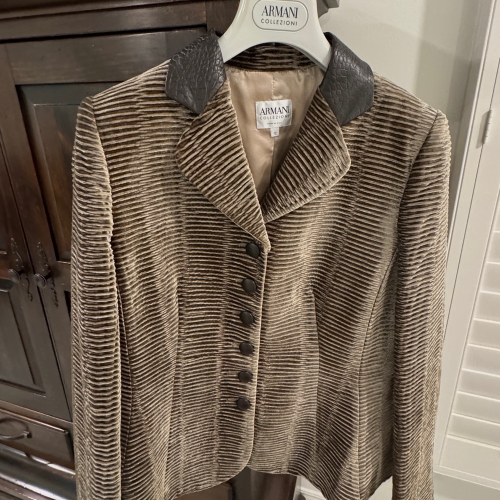 Armani Colleziono textural velvet jacket size 12/48 taupe//brown